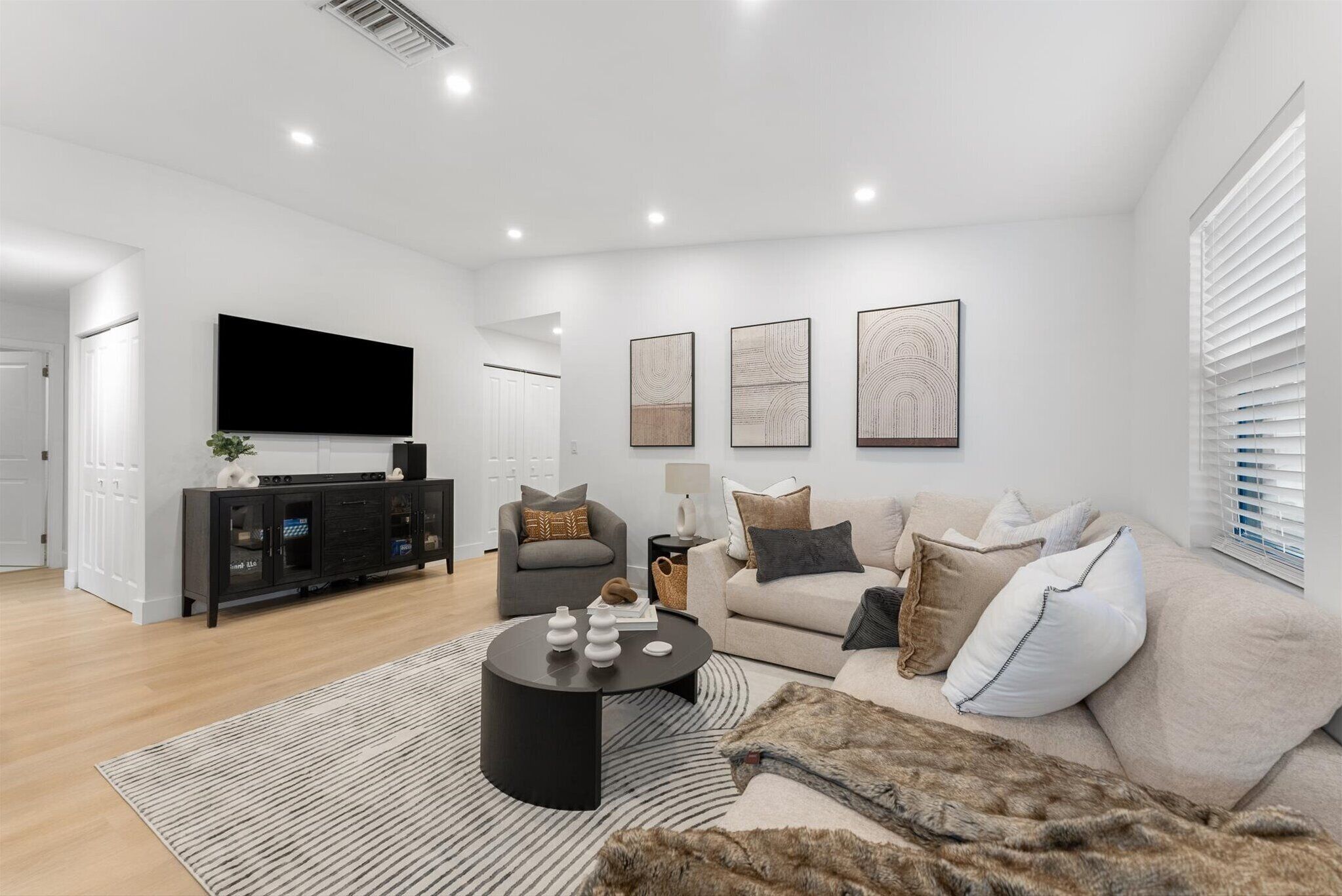 Smart-TV, peis, bøker og kontorer