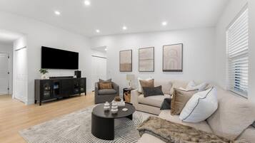 Smart-TV, peis, bøker og kontorer