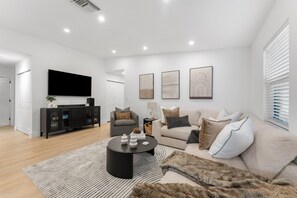 Smart TV, chimenea, libros, oficina