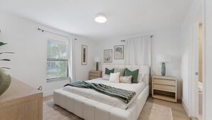 Una camera da letto moderna con un letto grande, comodini, un tavolino e una scrivania.