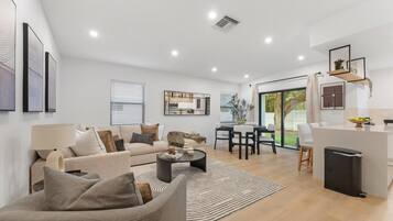 Smart-TV, peis, bøker og kontorer