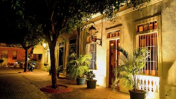 Vista frontal de la propiedad