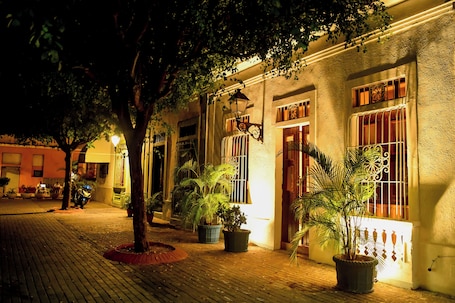 Front of property. Honky Tonk Colonial