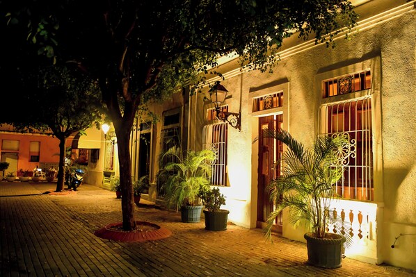 Front of property - Honky Tonk Colonial (Santo Domingo)