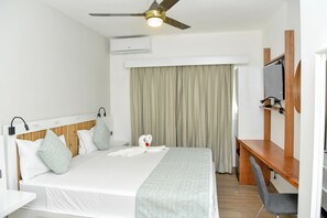 Double Room | Minibar, in-room safe, desk, laptop workspace - Honky Tonk Colonial (Santo Domingo)