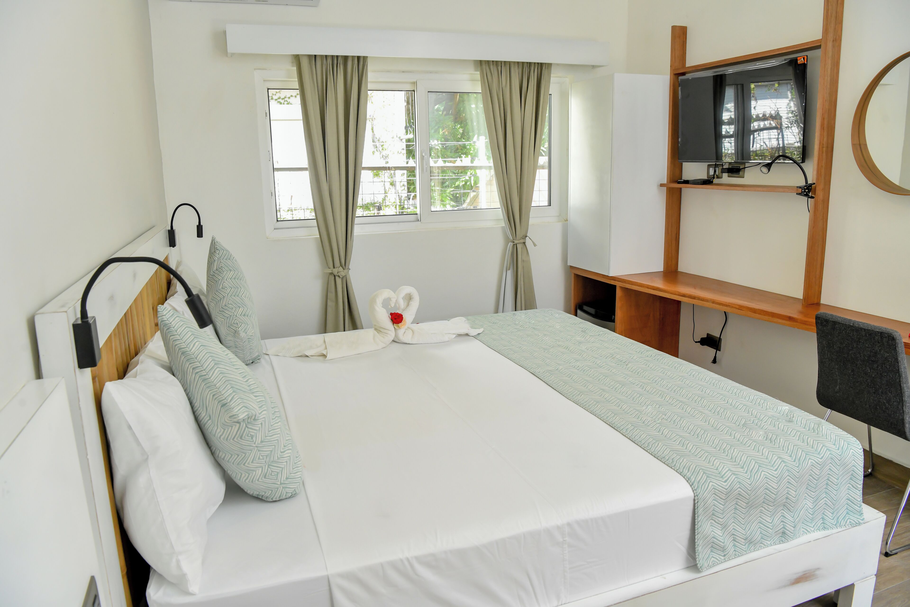 Doppelzimmer | Minibar, Zimmersafe, Schreibtisch, laptopgeeigneter Arbeitsplatz