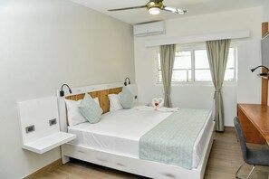Minibar, in-room safe, desk, laptop workspace - Honky Tonk Colonial (Santo Domingo)