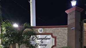 «Hamptons @ Fairway» -kyltti, jonka yläpuolella on numero «16», mikä viittaa johonkin kiinteistöön tai paikkaan.
