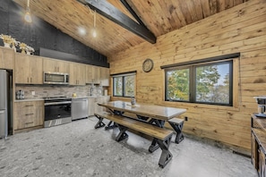 Fridge, microwave, oven, stovetop - 3 Bedroom Waterfront Oasis / Water Toys! (Penetanguishene)