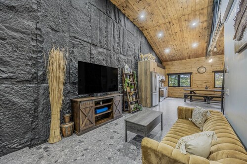 3 Bedroom Waterfront Oasis / Water Toys!