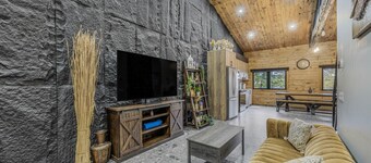 3 Bedroom Waterfront Oasis / Water Toys!