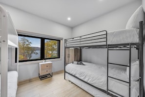 2 slaapkamers, een bureau, reisbedje, gratis wifi