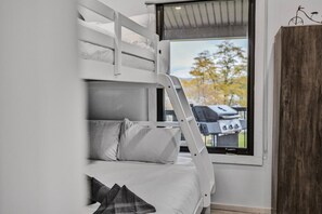 2 bedrooms, desk, travel cot, free WiFi