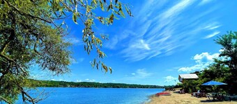 2 Bdrm Waterfront Retreat - Huge Beach!