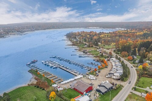 2 Bdrm Waterfront Retreat - Huge Beach!