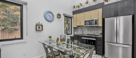 Frigorifero, microonde, forno, piano cottura