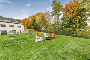 Outdoor dining - 2 Bdrm Waterfront Retreat - Huge Beach! (Penetanguishene)