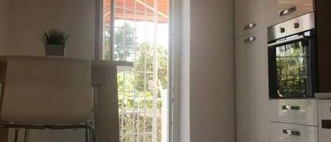 Frigorifero, forno, piano cottura, macchina per tè/caffè