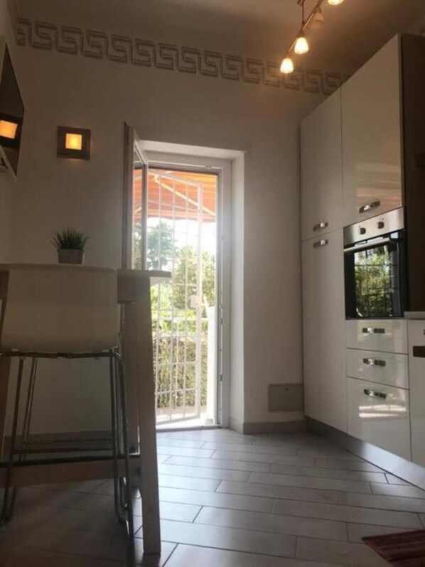 Fridge, oven, stovetop, coffee/tea maker