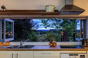 Refrigerador con freezer, microondas, tetera/pava eléctrica, tostadora