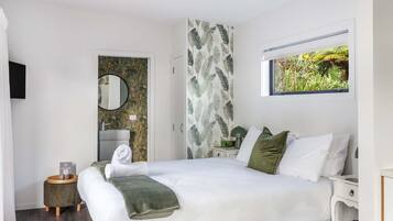 2 bedrooms, individually decorated, iron/ironing board, free WiFi