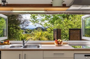 Großer Kühlschrank, Mikrowelle, Wasserkocher, Toaster