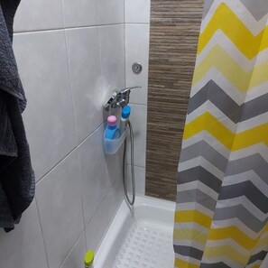 Dusche, Haartrockner, Handtücher, Seife