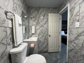 Standard-Einzelzimmer, Nichtraucher, Kochnische | Badezimmer