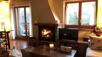 Televisie en een open haard