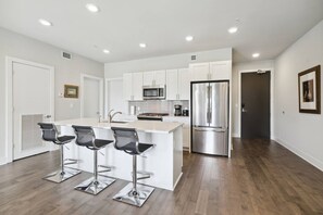 Een koelkast, een microgolfoven, een oven, een kookplaat