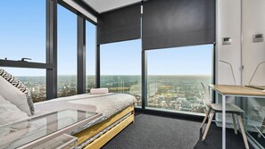 2 عدّة غرف نوم ومكتب وواي فاي مجانًا وملاءات أسرّة