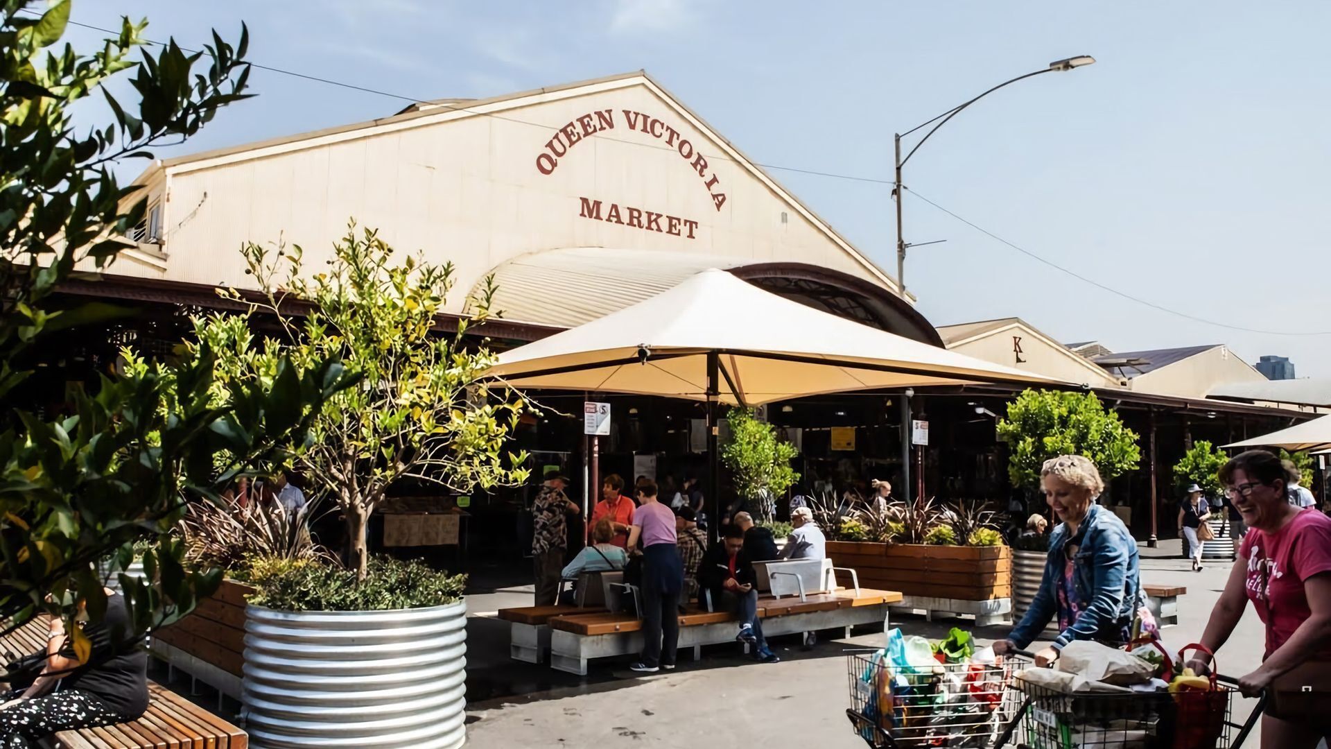 Het uiterlijk van Queen Victoria Market met terras en een overkapping.