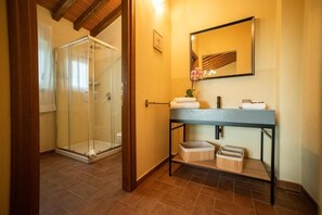 Dusche, Haartrockner, Bidet, Handtücher