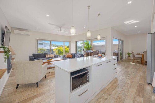 Flynns Executive Coastal Home - pool, beach, aircon