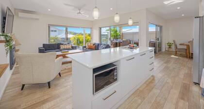 Flynns Executive Coastal Home - pool, beach, aircon