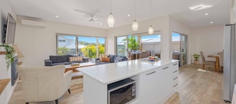 Flynns Executive Coastal Home - pool, beach, aircon