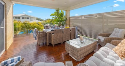 Flynns Executive Coastal Home - pool, beach, aircon