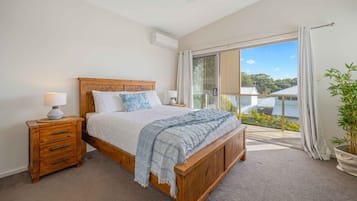 5 bedrooms, iron/ironing board, WiFi, bed sheets