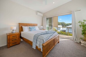 5 bedrooms, iron/ironing board, WiFi, bed sheets