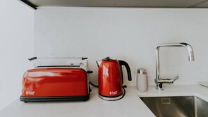 Une cuisine équipée d’un grille-pain, d’une bouilloire et d’un évier.