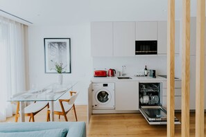 Fridge, microwave, stovetop, dishwasher