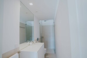 Haartrockner, Handtücher, Shampoo