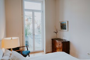 2 bedrooms, iron/ironing board, internet, bed sheets