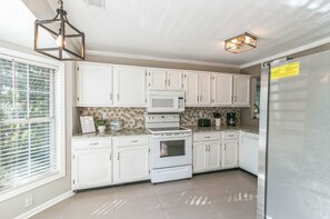 Mikrowelle, Herdplatte, Geschirrspüler