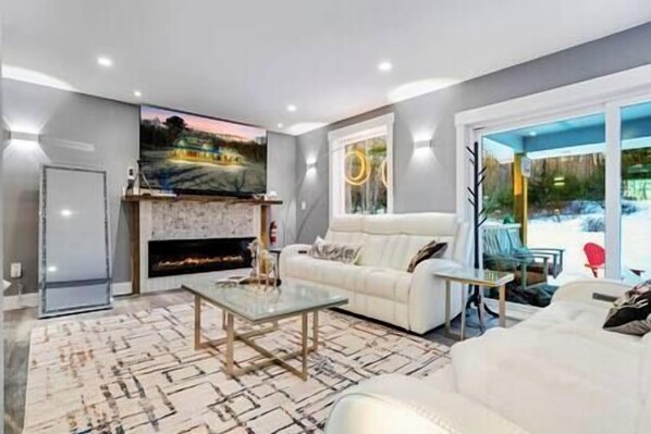 Télévision, cheminée, chaîne hi-fi