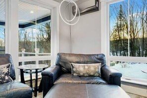 Fernseher, Kamin, Stereoanlage