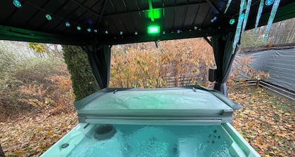 Coastal Escape | Hot Tub Fire Pit Chef Kitchen