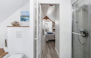 2 bedrooms, travel crib, free WiFi, bed sheets