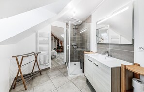 Shower, hair dryer - Nice home in Saint-Méloir-des-Ondes with WiFi (Saint-Méloir-des-Ondes)