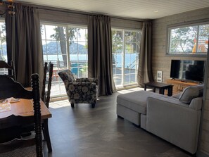 Living area - 6 Units with Waterfront and Beach Access - Sleeps up to 20 Guests (Sooke)